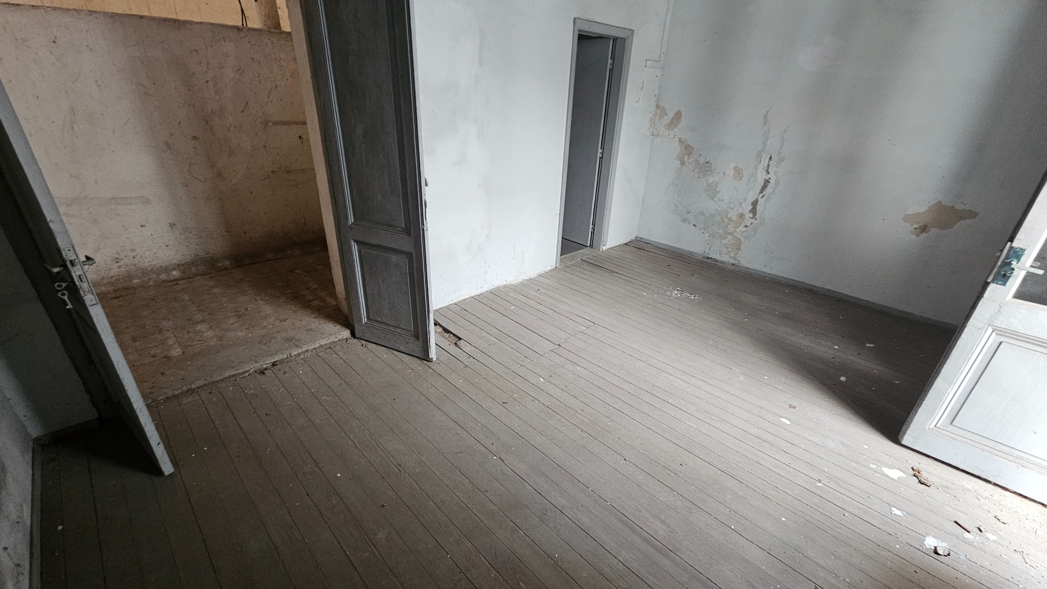 Ambiente interior con pisos de madera