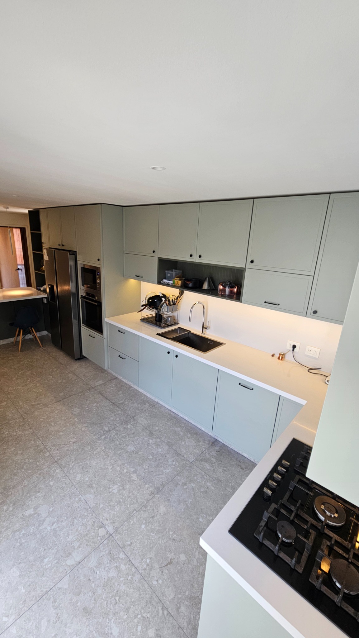 Cocina renovada con mobiliario a medida e iluminación integrada
