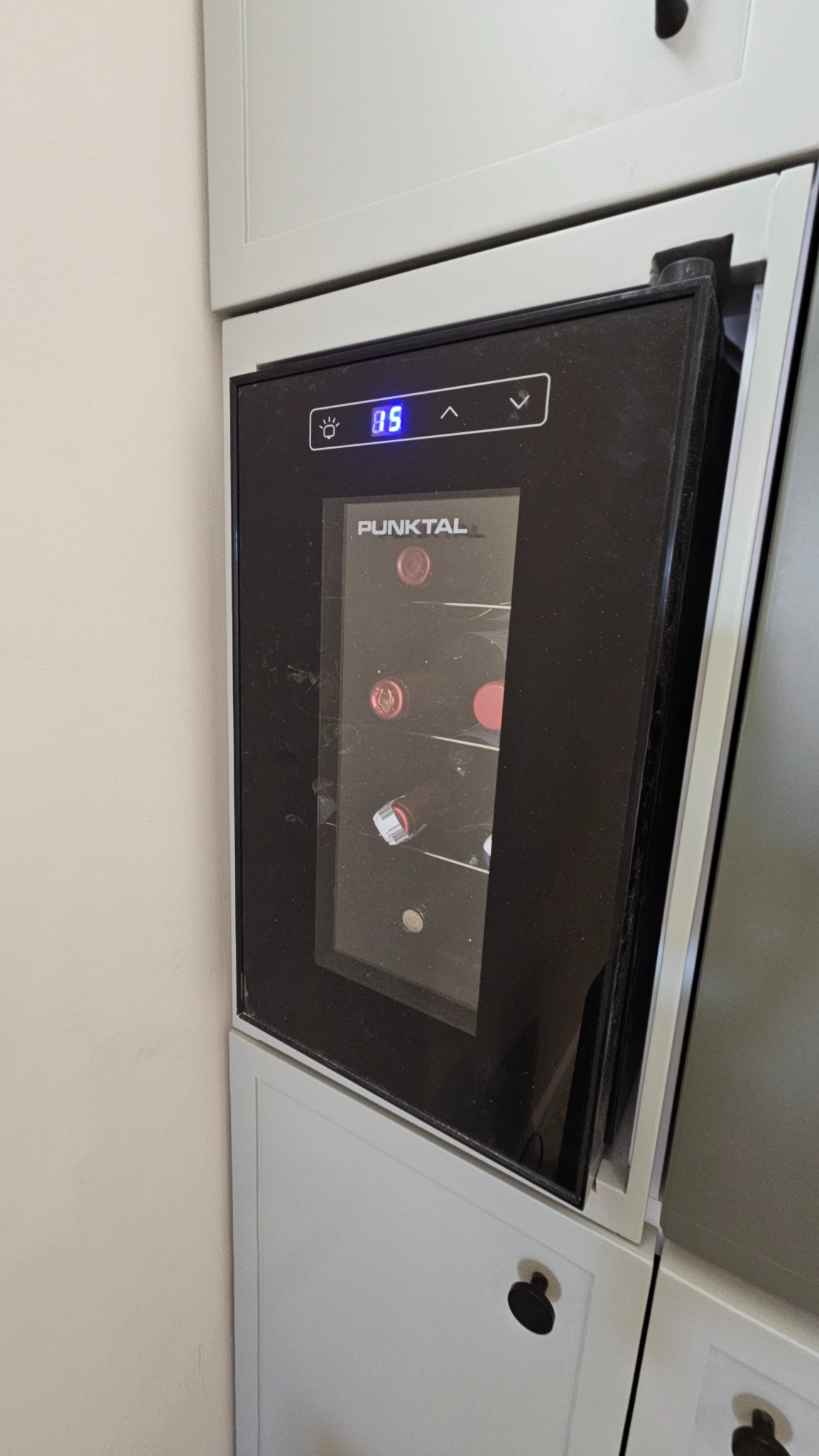 Detalle del equipamiento empotrado y el mobiliario de cocina