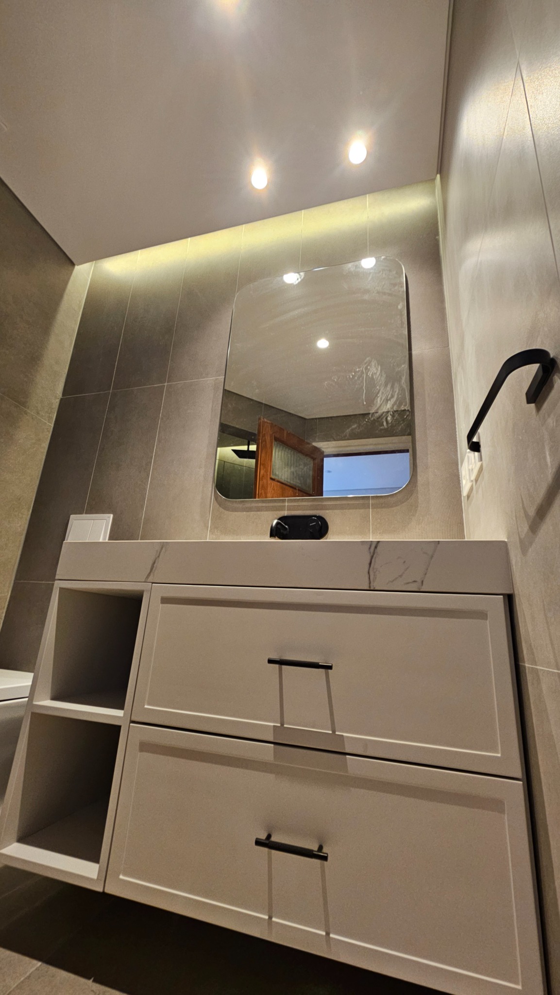 Baño principal renovado con mobiliario a medida