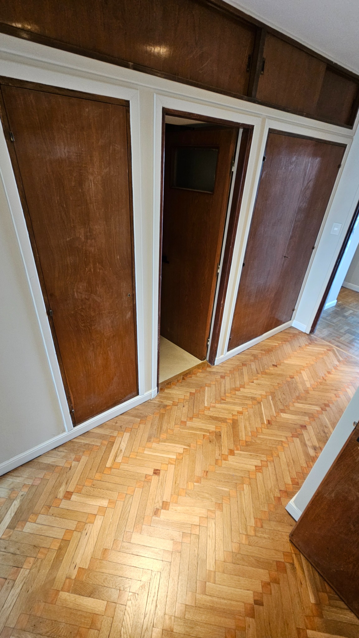 Distribución interior con placares y carpintería renovada