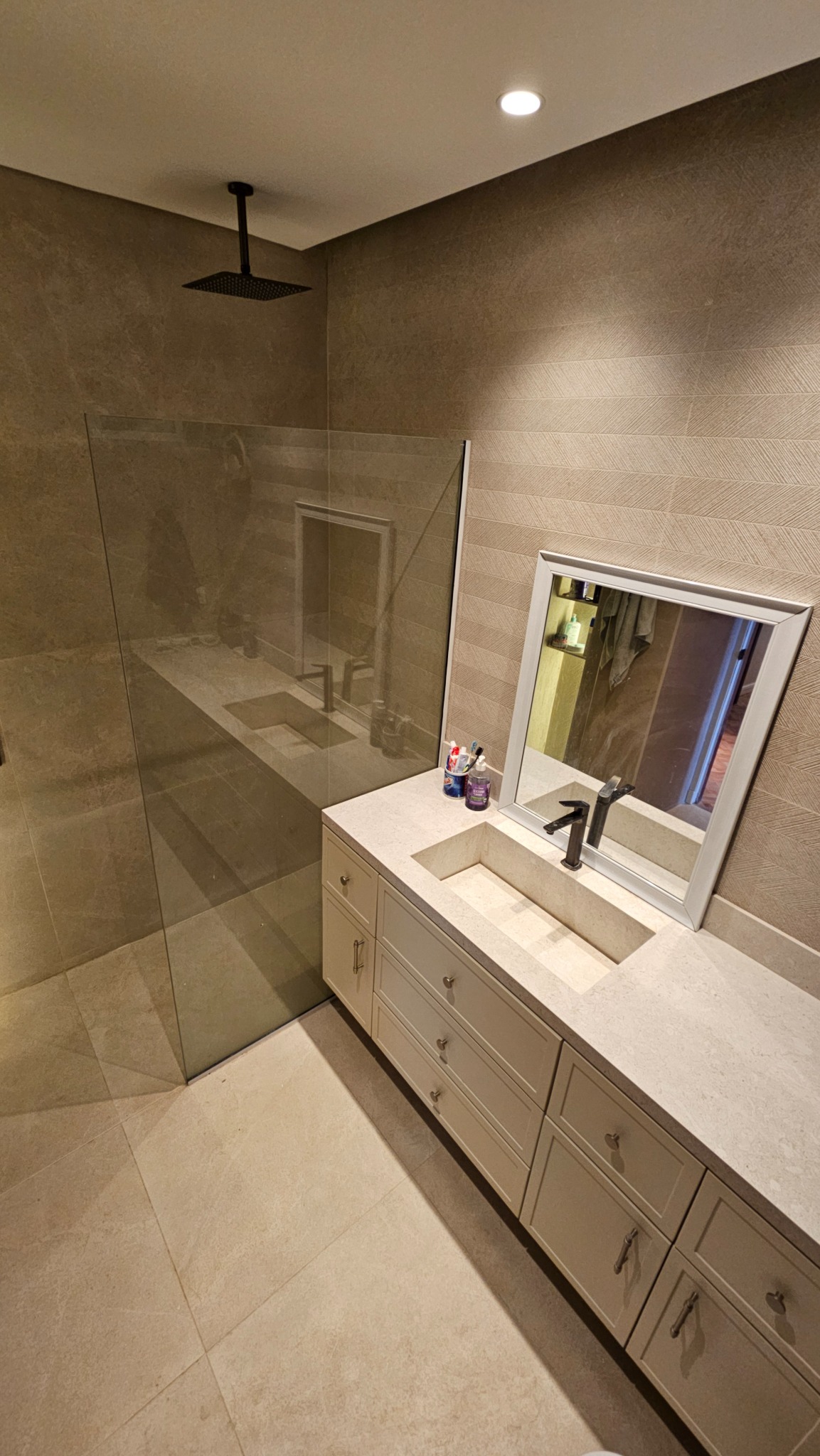 Baño renovado con doble vanitory